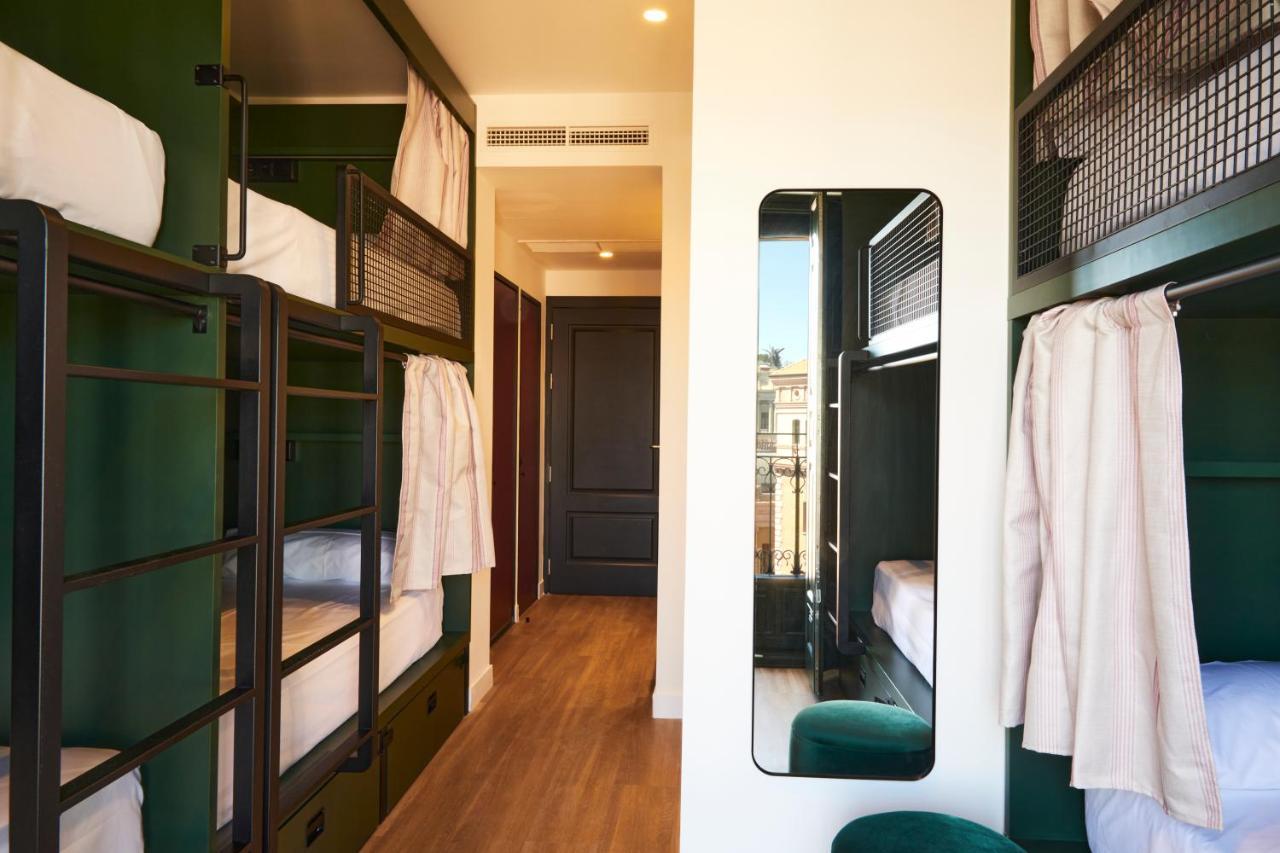 Latroupe Prado Hostel Madrid Bagian luar foto