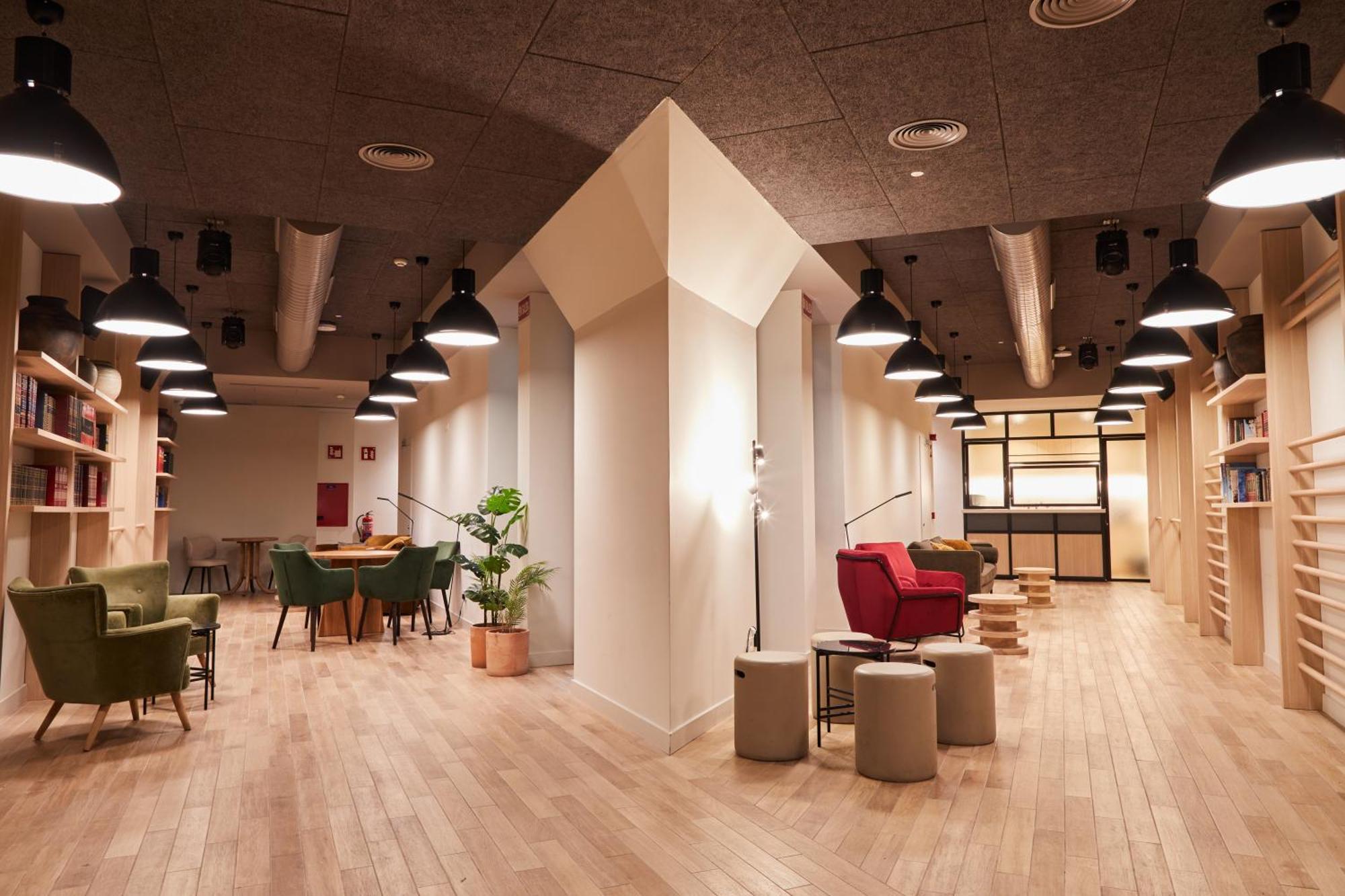 Latroupe Prado Hostel Madrid Bagian luar foto