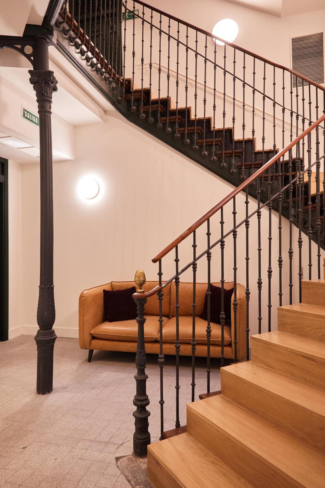 Latroupe Prado Hostel Madrid Bagian luar foto