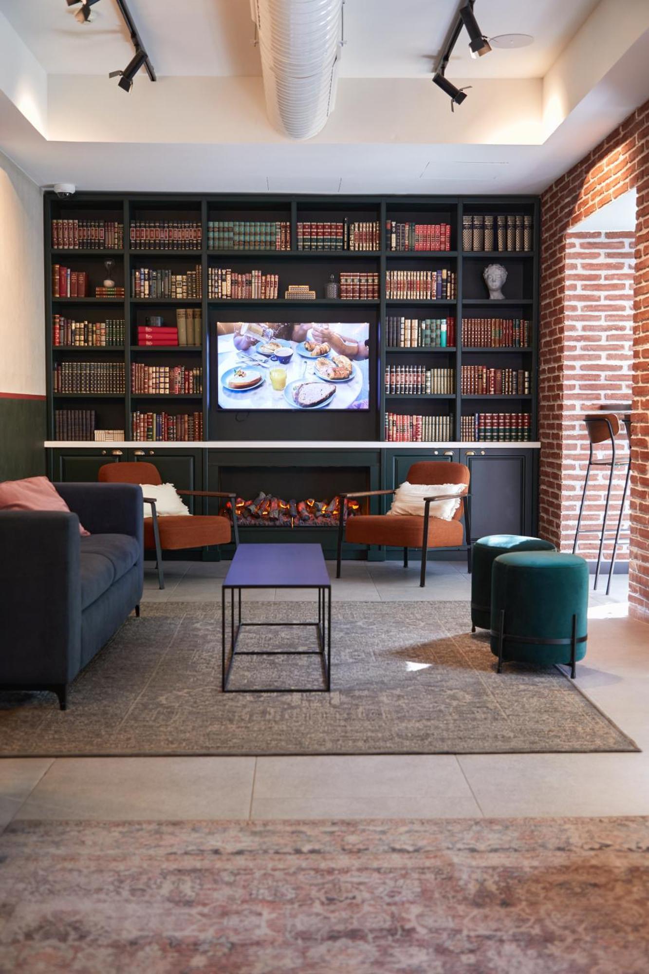 Latroupe Prado Hostel Madrid Bagian luar foto