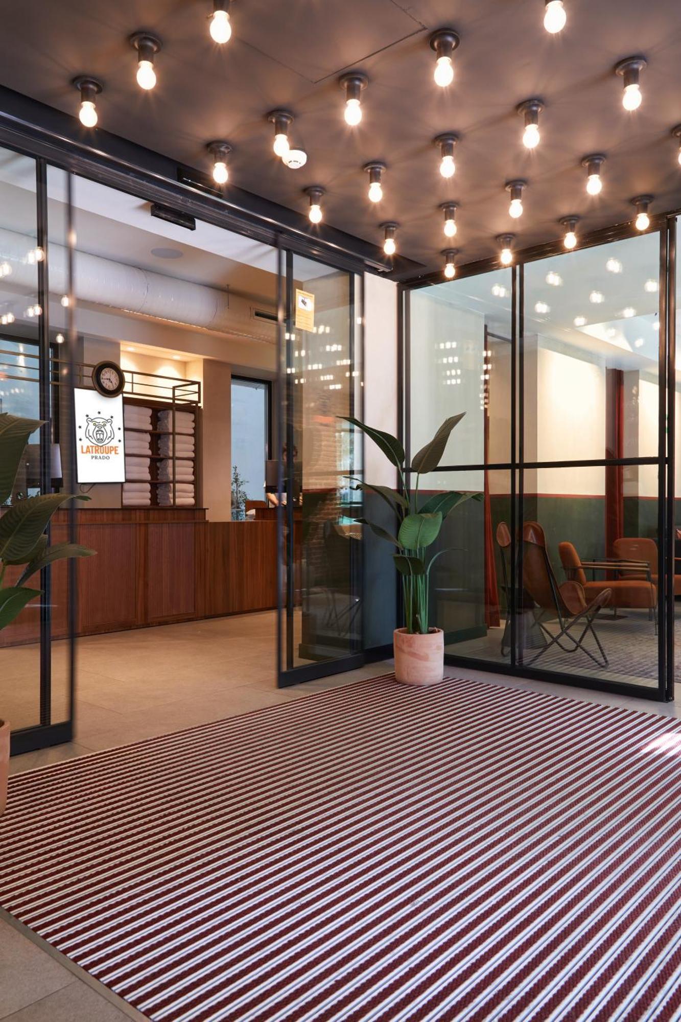 Latroupe Prado Hostel Madrid Bagian luar foto